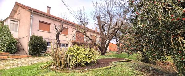 Belle Propriété d'Agrément et sa Maison Individuelle de 164 m² sur Sous-sol complet et Véranda à Rénover avec Cour, Garages, Caves, Dépendances et Terrain clos et paysager de 10192 m²