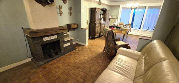 Belle Propriété d'Agrément et sa Maison Individuelle de 164 m² sur Sous-sol complet et Véranda à Rénover avec Cour, Garages, Caves, Dépendances et Terrain clos et paysager de 10192 m²