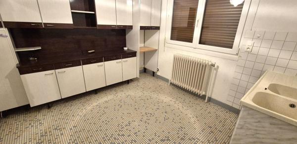 Belle Propriété d'Agrément et sa Maison Individuelle de 164 m² sur Sous-sol complet et Véranda à Rénover avec Cour, Garages, Caves, Dépendances et Terrain clos et paysager de 10192 m²