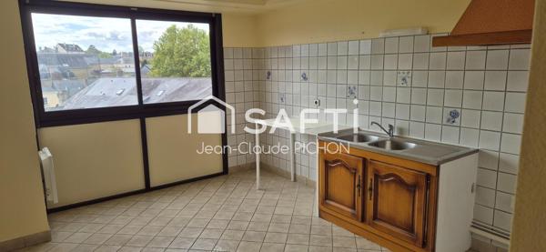 RARE À LA VENTE  ENSEMBLE DE DEUX APPARTEMENTS EN PLEIN CENTRE-VILLE DE MAYENNE