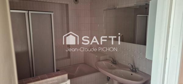 RARE À LA VENTE  ENSEMBLE DE DEUX APPARTEMENTS EN PLEIN CENTRE-VILLE DE MAYENNE