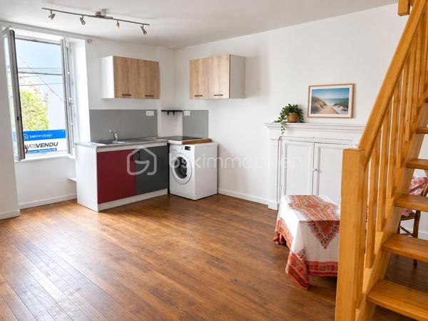 Situé rue des Baigneurs, cet ensemble immobilier se compose d’un rez-de-chaussée de 48m2 et d’un duplex aux 1er et 2ème étages de 43 m2, vendus ensemble en un seul lot.

Le rez-de-chaussée comprend une cuisine/séjour, une salle d’eau, une chambre, un bureau et des WC indépendants. Des travaux de rénovation sont à prévoir, notamment au niveau de l’extension côté cour, offrant ainsi un potentiel d’aménagement intéressant.

Le duplex, réparti sur les 1er et 2ème étages, est en bon état général. Il bénéficie de jolis parquets et d’une agréable vue sur la mer.

L’ensemble dispose également d’une cour et de combles partagés avec le copropriétaire.

L’immeuble ne comprend que 2 lots et bénéficie de l’absence de charges de copropriété.

Un bien offrant de nombreuses possibilités, idéal pour un projet familial, locatif ou de résidence secondaire

Le rez-de-chaussée est actuellement loué à 470 euros / mois.