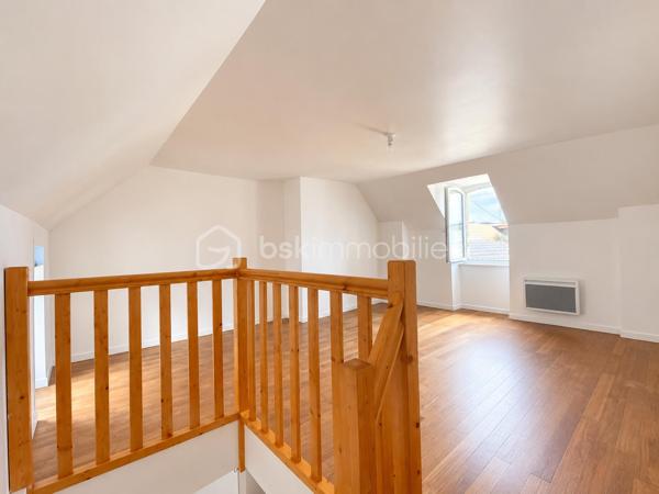 Situé rue des Baigneurs, cet ensemble immobilier se compose d’un rez-de-chaussée de 48m2 et d’un duplex aux 1er et 2ème étages de 43 m2, vendus ensemble en un seul lot.

Le rez-de-chaussée comprend une cuisine/séjour, une salle d’eau, une chambre, un bureau et des WC indépendants. Des travaux de rénovation sont à prévoir, notamment au niveau de l’extension côté cour, offrant ainsi un potentiel d’aménagement intéressant.

Le duplex, réparti sur les 1er et 2ème étages, est en bon état général. Il bénéficie de jolis parquets et d’une agréable vue sur la mer.

L’ensemble dispose également d’une cour et de combles partagés avec le copropriétaire.

L’immeuble ne comprend que 2 lots et bénéficie de l’absence de charges de copropriété.

Un bien offrant de nombreuses possibilités, idéal pour un projet familial, locatif ou de résidence secondaire

Le rez-de-chaussée est actuellement loué à 470 euros / mois.