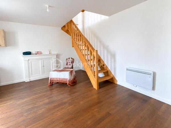 Situé rue des Baigneurs, cet ensemble immobilier se compose d’un rez-de-chaussée de 48m2 et d’un duplex aux 1er et 2ème étages de 43 m2, vendus ensemble en un seul lot.

Le rez-de-chaussée comprend une cuisine/séjour, une salle d’eau, une chambre, un bureau et des WC indépendants. Des travaux de rénovation sont à prévoir, notamment au niveau de l’extension côté cour, offrant ainsi un potentiel d’aménagement intéressant.

Le duplex, réparti sur les 1er et 2ème étages, est en bon état général. Il bénéficie de jolis parquets et d’une agréable vue sur la mer.

L’ensemble dispose également d’une cour et de combles partagés avec le copropriétaire.

L’immeuble ne comprend que 2 lots et bénéficie de l’absence de charges de copropriété.

Un bien offrant de nombreuses possibilités, idéal pour un projet familial, locatif ou de résidence secondaire

Le rez-de-chaussée est actuellement loué à 470 euros / mois.