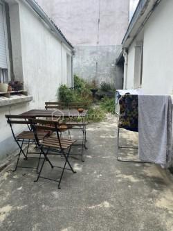 Situé rue des Baigneurs, cet ensemble immobilier se compose d’un rez-de-chaussée de 48m2 et d’un duplex aux 1er et 2ème étages de 43 m2, vendus ensemble en un seul lot.

Le rez-de-chaussée comprend une cuisine/séjour, une salle d’eau, une chambre, un bureau et des WC indépendants. Des travaux de rénovation sont à prévoir, notamment au niveau de l’extension côté cour, offrant ainsi un potentiel d’aménagement intéressant.

Le duplex, réparti sur les 1er et 2ème étages, est en bon état général. Il bénéficie de jolis parquets et d’une agréable vue sur la mer.

L’ensemble dispose également d’une cour et de combles partagés avec le copropriétaire.

L’immeuble ne comprend que 2 lots et bénéficie de l’absence de charges de copropriété.

Un bien offrant de nombreuses possibilités, idéal pour un projet familial, locatif ou de résidence secondaire

Le rez-de-chaussée est actuellement loué à 470 euros / mois.