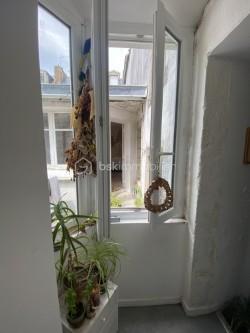 Situé rue des Baigneurs, cet ensemble immobilier se compose d’un rez-de-chaussée de 48m2 et d’un duplex aux 1er et 2ème étages de 43 m2, vendus ensemble en un seul lot.

Le rez-de-chaussée comprend une cuisine/séjour, une salle d’eau, une chambre, un bureau et des WC indépendants. Des travaux de rénovation sont à prévoir, notamment au niveau de l’extension côté cour, offrant ainsi un potentiel d’aménagement intéressant.

Le duplex, réparti sur les 1er et 2ème étages, est en bon état général. Il bénéficie de jolis parquets et d’une agréable vue sur la mer.

L’ensemble dispose également d’une cour et de combles partagés avec le copropriétaire.

L’immeuble ne comprend que 2 lots et bénéficie de l’absence de charges de copropriété.

Un bien offrant de nombreuses possibilités, idéal pour un projet familial, locatif ou de résidence secondaire

Le rez-de-chaussée est actuellement loué à 470 euros / mois.