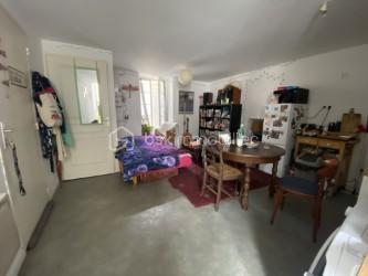Situé rue des Baigneurs, cet ensemble immobilier se compose d’un rez-de-chaussée de 48m2 et d’un duplex aux 1er et 2ème étages de 43 m2, vendus ensemble en un seul lot.

Le rez-de-chaussée comprend une cuisine/séjour, une salle d’eau, une chambre, un bureau et des WC indépendants. Des travaux de rénovation sont à prévoir, notamment au niveau de l’extension côté cour, offrant ainsi un potentiel d’aménagement intéressant.

Le duplex, réparti sur les 1er et 2ème étages, est en bon état général. Il bénéficie de jolis parquets et d’une agréable vue sur la mer.

L’ensemble dispose également d’une cour et de combles partagés avec le copropriétaire.

L’immeuble ne comprend que 2 lots et bénéficie de l’absence de charges de copropriété.

Un bien offrant de nombreuses possibilités, idéal pour un projet familial, locatif ou de résidence secondaire

Le rez-de-chaussée est actuellement loué à 470 euros / mois.