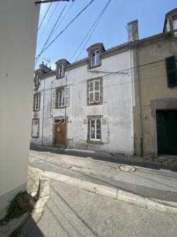 Situé rue des Baigneurs, cet ensemble immobilier se compose d’un rez-de-chaussée de 48m2 et d’un duplex aux 1er et 2ème étages de 43 m2, vendus ensemble en un seul lot.

Le rez-de-chaussée comprend une cuisine/séjour, une salle d’eau, une chambre, un bureau et des WC indépendants. Des travaux de rénovation sont à prévoir, notamment au niveau de l’extension côté cour, offrant ainsi un potentiel d’aménagement intéressant.

Le duplex, réparti sur les 1er et 2ème étages, est en bon état général. Il bénéficie de jolis parquets et d’une agréable vue sur la mer.

L’ensemble dispose également d’une cour et de combles partagés avec le copropriétaire.

L’immeuble ne comprend que 2 lots et bénéficie de l’absence de charges de copropriété.

Un bien offrant de nombreuses possibilités, idéal pour un projet familial, locatif ou de résidence secondaire

Le rez-de-chaussée est actuellement loué à 470 euros / mois.