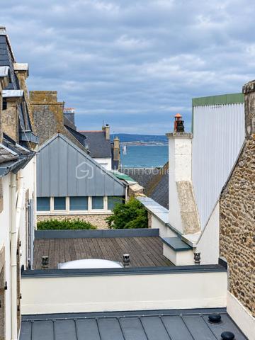 Situé rue des Baigneurs, cet ensemble immobilier se compose d’un rez-de-chaussée de 48m2 et d’un duplex aux 1er et 2ème étages de 43 m2, vendus ensemble en un seul lot.

Le rez-de-chaussée comprend une cuisine/séjour, une salle d’eau, une chambre, un bureau et des WC indépendants. Des travaux de rénovation sont à prévoir, notamment au niveau de l’extension côté cour, offrant ainsi un potentiel d’aménagement intéressant.

Le duplex, réparti sur les 1er et 2ème étages, est en bon état général. Il bénéficie de jolis parquets et d’une agréable vue sur la mer.

L’ensemble dispose également d’une cour et de combles partagés avec le copropriétaire.

L’immeuble ne comprend que 2 lots et bénéficie de l’absence de charges de copropriété.

Un bien offrant de nombreuses possibilités, idéal pour un projet familial, locatif ou de résidence secondaire

Le rez-de-chaussée est actuellement loué à 470 euros / mois.
