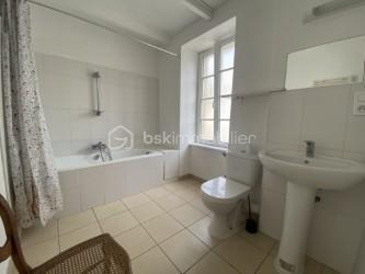 Situé rue des Baigneurs, cet ensemble immobilier se compose d’un rez-de-chaussée de 48m2 et d’un duplex aux 1er et 2ème étages de 43 m2, vendus ensemble en un seul lot.

Le rez-de-chaussée comprend une cuisine/séjour, une salle d’eau, une chambre, un bureau et des WC indépendants. Des travaux de rénovation sont à prévoir, notamment au niveau de l’extension côté cour, offrant ainsi un potentiel d’aménagement intéressant.

Le duplex, réparti sur les 1er et 2ème étages, est en bon état général. Il bénéficie de jolis parquets et d’une agréable vue sur la mer.

L’ensemble dispose également d’une cour et de combles partagés avec le copropriétaire.

L’immeuble ne comprend que 2 lots et bénéficie de l’absence de charges de copropriété.

Un bien offrant de nombreuses possibilités, idéal pour un projet familial, locatif ou de résidence secondaire

Le rez-de-chaussée est actuellement loué à 470 euros / mois.