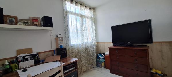 NIMES à vendre T5 de 84 m² 3 chambres, garage individuel, balcon, jardin commun, parking