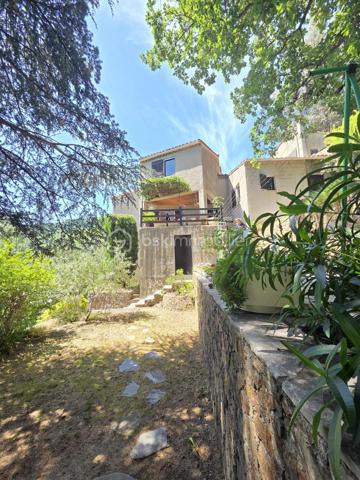 EXCLUISIVITE 
Vous souhaitez vivre dans un havre de paix, en plein cœur de la nature, avec une vue imprenable, plein sud, sur les Cévennes, à 10 minutes de toutes commodités, Le Vigan mais aussi à environ 1 h de Montpellier, je vous propose cette maison Située à Arphy dans le département du Gard,  cette maison des années 80, tout à fait originale et conviviale, de 130 m2 et ses 4 chambres, saura vous séduire et vous apportez le confort et l'originalité d'habiter un lieu hors du commun, habitable immédiatement, écoles, collège et Lycée, cinéma, hôpital à proximité.
Suivant les plans d'un architecte reconnu dans la région elle se compose :
D'une belle cuisine de qualité équipée ouverte sur le séjour, coin salon avec cheminée, pièce mansardée, 4 chambres, grande salle de bain, wc, cellier.
Grande terrasse couverte vue dégagée, sous-sol, 2 garages (16 et 25 m2).
Terrain en traversiers entièrement aménagé en jardins, superbes murs en pierre, avec accès à la piscine au milieu des arbres, chênes et autres.
Assainissement individuel. 
Chauffage bois (poêle Godin) et chaudière fuel mixte eau chaude et chauffage qui fonctionne très bien. Consommation 1500L/an.
Electricité : 80 euros/mois (Maison équipée double vitrage).
Toiture bon état et très bien isolée avec plancher en châtaignier.
Une maison agréable à vivre où vous poserez vos valises.