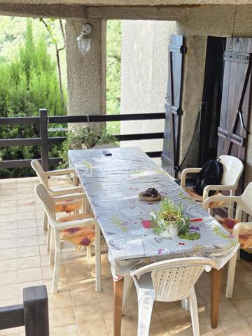 EXCLUISIVITE 
Vous souhaitez vivre dans un havre de paix, en plein cœur de la nature, avec une vue imprenable, plein sud, sur les Cévennes, à 10 minutes de toutes commodités, Le Vigan mais aussi à environ 1 h de Montpellier, je vous propose cette maison Située à Arphy dans le département du Gard,  cette maison des années 80, tout à fait originale et conviviale, de 130 m2 et ses 4 chambres, saura vous séduire et vous apportez le confort et l'originalité d'habiter un lieu hors du commun, habitable immédiatement, écoles, collège et Lycée, cinéma, hôpital à proximité.
Suivant les plans d'un architecte reconnu dans la région elle se compose :
D'une belle cuisine de qualité équipée ouverte sur le séjour, coin salon avec cheminée, pièce mansardée, 4 chambres, grande salle de bain, wc, cellier.
Grande terrasse couverte vue dégagée, sous-sol, 2 garages (16 et 25 m2).
Terrain en traversiers entièrement aménagé en jardins, superbes murs en pierre, avec accès à la piscine au milieu des arbres, chênes et autres.
Assainissement individuel. 
Chauffage bois (poêle Godin) et chaudière fuel mixte eau chaude et chauffage qui fonctionne très bien. Consommation 1500L/an.
Electricité : 80 euros/mois (Maison équipée double vitrage).
Toiture bon état et très bien isolée avec plancher en châtaignier.
Une maison agréable à vivre où vous poserez vos valises.