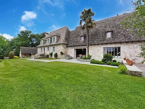 Propriété de charme à vendre à 15 min d'Argentat - Parc paysagé et arboré avec piscine - 4 chambres - Garage - Comble aménageable