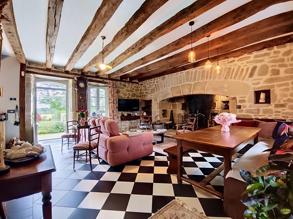Propriété de charme à vendre à 15 min d'Argentat - Parc paysagé et arboré avec piscine - 4 chambres - Garage - Comble aménageable