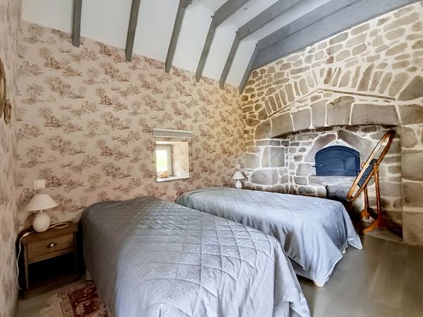 Propriété de charme à vendre à 15 min d'Argentat - Parc paysagé et arboré avec piscine - 4 chambres - Garage - Comble aménageable