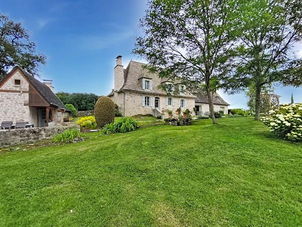 Propriété de charme à vendre à 15 min d'Argentat - Parc paysagé et arboré avec piscine - 4 chambres - Garage - Comble aménageable