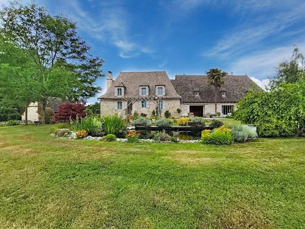 Propriété de charme à vendre à 15 min d'Argentat - Parc paysagé et arboré avec piscine - 4 chambres - Garage - Comble aménageable