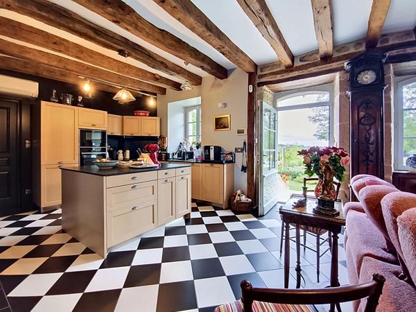 Propriété de charme à vendre à 15 min d'Argentat - Parc paysagé et arboré avec piscine - 4 chambres - Garage - Comble aménageable