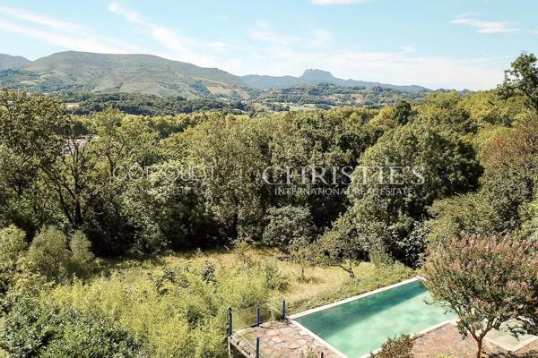 À vendre Urrugne – Villa avec piscine vue sur les montagnes