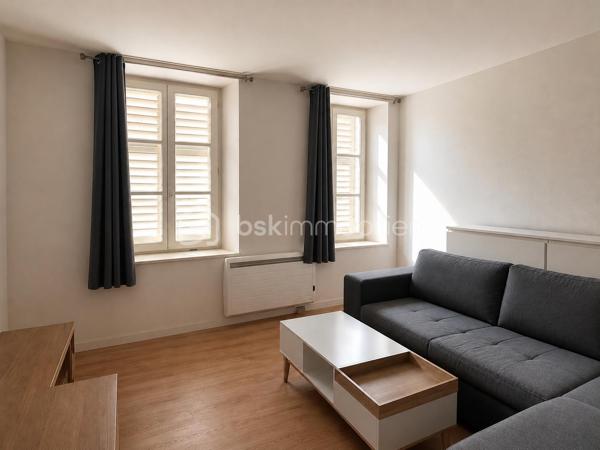 # Immeuble de rapport – 4 appartements loués – Sélestat

À saisir à Sélestat, rue du Babil, immeuble de rapport composé de 4 appartements actuellement loués, offrant une rentabilité immédiate.

### Rez-de-chaussée – F1 de 34,77 m²

Appartement comprenant :

* Un séjour
* Une cuisine
* Une salle d'eau avec douche et WC
Prévoir rénovation ( isolation, sanitaire, cuisine, salle de bains, électricité )

Loué 359 € + 25 € de provisions sur charges par mois.
Chauffage individuel électrique et production d'eau chaude individuelle.

### 1er étage – F2 de 44,22 m²

Appartement comprenant :

* Un salon
* Une chambre
* Une cuisine
* Un débarras
* Une salle de bains
* Un WC séparé

Loué 425 € + 35 € de provisions sur charges par mois.
Chauffage individuel électrique et production d'eau chaude individuelle.

### 2e étage – F2 de 44,22 m² au sol

Appartement comprenant :

* Un salon
* Une chambre
* Une cuisine
* Une salle de bains
* Un WC

DPE : D

Loué 486 € + 50 € de provisions sur charges par mois.
Chauffage individuel électrique et production d'eau chaude individuelle.

### 3e étage – F2 de 42,95 m²

Appartement comprenant :

* Un salon
* Une chambre
* Une cuisine
* Une salle de bains
* Un WC

DPE : D

Loué 490 € + 40 € de provisions sur charges par mois.
Chauffage individuel électrique et production d'eau chaude individuelle.

### Revenus locatifs mensuels

Loyers hors charges : 1 760 €/mois
TF: 1135€

### Les atouts

* Immeuble entièrement loué
* Revenus locatifs immédiats
* Chauffage et eau chaude individuels
* Bonne situation à Sélestat
* Gestion simplifiée grâce aux compteurs individuels

Idéal investisseur recherchant un immeuble de rapport avec locataires en place.