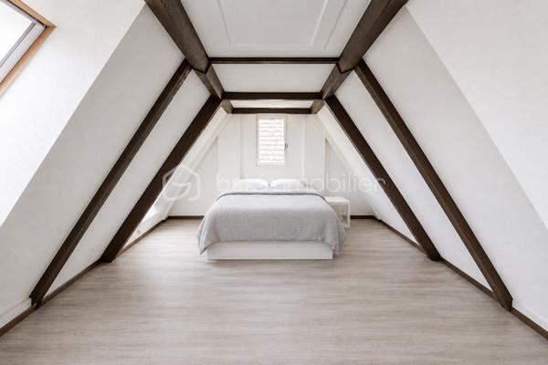 # Immeuble de rapport – 4 appartements loués – Sélestat

À saisir à Sélestat, rue du Babil, immeuble de rapport composé de 4 appartements actuellement loués, offrant une rentabilité immédiate.

### Rez-de-chaussée – F1 de 34,77 m²

Appartement comprenant :

* Un séjour
* Une cuisine
* Une salle d'eau avec douche et WC
Prévoir rénovation ( isolation, sanitaire, cuisine, salle de bains, électricité )

Loué 359 € + 25 € de provisions sur charges par mois.
Chauffage individuel électrique et production d'eau chaude individuelle.

### 1er étage – F2 de 44,22 m²

Appartement comprenant :

* Un salon
* Une chambre
* Une cuisine
* Un débarras
* Une salle de bains
* Un WC séparé

Loué 425 € + 35 € de provisions sur charges par mois.
Chauffage individuel électrique et production d'eau chaude individuelle.

### 2e étage – F2 de 44,22 m² au sol

Appartement comprenant :

* Un salon
* Une chambre
* Une cuisine
* Une salle de bains
* Un WC

DPE : D

Loué 486 € + 50 € de provisions sur charges par mois.
Chauffage individuel électrique et production d'eau chaude individuelle.

### 3e étage – F2 de 42,95 m²

Appartement comprenant :

* Un salon
* Une chambre
* Une cuisine
* Une salle de bains
* Un WC

DPE : D

Loué 490 € + 40 € de provisions sur charges par mois.
Chauffage individuel électrique et production d'eau chaude individuelle.

### Revenus locatifs mensuels

Loyers hors charges : 1 760 €/mois
TF: 1135€

### Les atouts

* Immeuble entièrement loué
* Revenus locatifs immédiats
* Chauffage et eau chaude individuels
* Bonne situation à Sélestat
* Gestion simplifiée grâce aux compteurs individuels

Idéal investisseur recherchant un immeuble de rapport avec locataires en place.