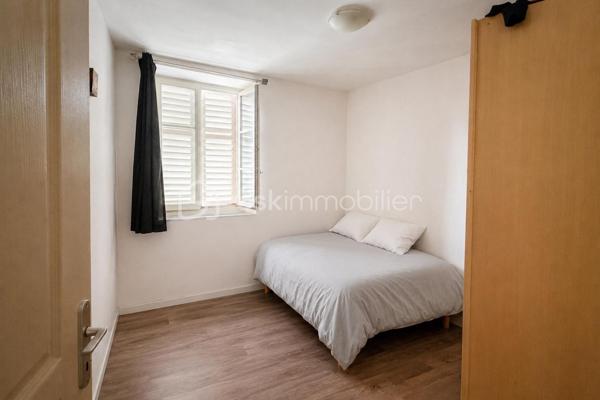 # Immeuble de rapport – 4 appartements loués – Sélestat

À saisir à Sélestat, rue du Babil, immeuble de rapport composé de 4 appartements actuellement loués, offrant une rentabilité immédiate.

### Rez-de-chaussée – F1 de 34,77 m²

Appartement comprenant :

* Un séjour
* Une cuisine
* Une salle d'eau avec douche et WC
Prévoir rénovation ( isolation, sanitaire, cuisine, salle de bains, électricité )

Loué 359 € + 25 € de provisions sur charges par mois.
Chauffage individuel électrique et production d'eau chaude individuelle.

### 1er étage – F2 de 44,22 m²

Appartement comprenant :

* Un salon
* Une chambre
* Une cuisine
* Un débarras
* Une salle de bains
* Un WC séparé

Loué 425 € + 35 € de provisions sur charges par mois.
Chauffage individuel électrique et production d'eau chaude individuelle.

### 2e étage – F2 de 44,22 m² au sol

Appartement comprenant :

* Un salon
* Une chambre
* Une cuisine
* Une salle de bains
* Un WC

DPE : D

Loué 486 € + 50 € de provisions sur charges par mois.
Chauffage individuel électrique et production d'eau chaude individuelle.

### 3e étage – F2 de 42,95 m²

Appartement comprenant :

* Un salon
* Une chambre
* Une cuisine
* Une salle de bains
* Un WC

DPE : D

Loué 490 € + 40 € de provisions sur charges par mois.
Chauffage individuel électrique et production d'eau chaude individuelle.

### Revenus locatifs mensuels

Loyers hors charges : 1 760 €/mois
TF: 1135€

### Les atouts

* Immeuble entièrement loué
* Revenus locatifs immédiats
* Chauffage et eau chaude individuels
* Bonne situation à Sélestat
* Gestion simplifiée grâce aux compteurs individuels

Idéal investisseur recherchant un immeuble de rapport avec locataires en place.