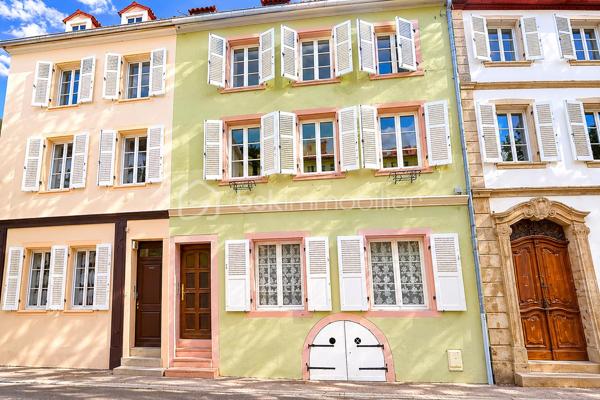 # Immeuble de rapport – 4 appartements loués – Sélestat

À saisir à Sélestat, rue du Babil, immeuble de rapport composé de 4 appartements actuellement loués, offrant une rentabilité immédiate.

### Rez-de-chaussée – F1 de 34,77 m²

Appartement comprenant :

* Un séjour
* Une cuisine
* Une salle d'eau avec douche et WC
Prévoir rénovation ( isolation, sanitaire, cuisine, salle de bains, électricité )

Loué 359 € + 25 € de provisions sur charges par mois.
Chauffage individuel électrique et production d'eau chaude individuelle.

### 1er étage – F2 de 44,22 m²

Appartement comprenant :

* Un salon
* Une chambre
* Une cuisine
* Un débarras
* Une salle de bains
* Un WC séparé

Loué 425 € + 35 € de provisions sur charges par mois.
Chauffage individuel électrique et production d'eau chaude individuelle.

### 2e étage – F2 de 44,22 m² au sol

Appartement comprenant :

* Un salon
* Une chambre
* Une cuisine
* Une salle de bains
* Un WC

DPE : D

Loué 486 € + 50 € de provisions sur charges par mois.
Chauffage individuel électrique et production d'eau chaude individuelle.

### 3e étage – F2 de 42,95 m²

Appartement comprenant :

* Un salon
* Une chambre
* Une cuisine
* Une salle de bains
* Un WC

DPE : D

Loué 490 € + 40 € de provisions sur charges par mois.
Chauffage individuel électrique et production d'eau chaude individuelle.

### Revenus locatifs mensuels

Loyers hors charges : 1 760 €/mois
TF: 1135€

### Les atouts

* Immeuble entièrement loué
* Revenus locatifs immédiats
* Chauffage et eau chaude individuels
* Bonne situation à Sélestat
* Gestion simplifiée grâce aux compteurs individuels

Idéal investisseur recherchant un immeuble de rapport avec locataires en place.