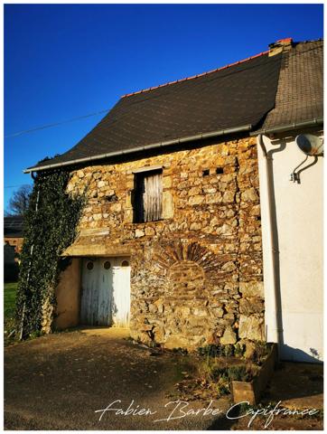 À vendre – Charmante longère en pierre avec dépendance à MERNEL (proche Guer & Brocéliande)