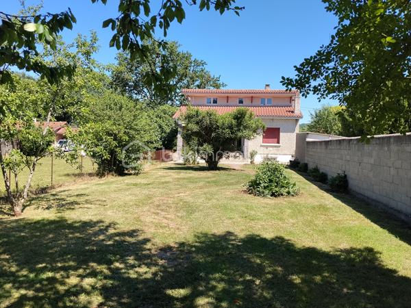 En plein centre de Marciac, située dans une impasse, maison contemporaine composée d'une belle pièce de vie et véranda exposées plein sud, grande cuisine indépendante, 2 chambres, une salle de douche avec douche à l'italienne, WC indépendant. 
A l'étage, grand grenier emménagé. 
Au sous-sol, une partie emménagé en appoint (chambre et wc), garage avec porte sectionnelle électrique.
Très bon état général, double vitrage, électricité très récente, pompe à chaleur air/eau.
Extérieur très agréable composée de deux entrées distinctes.
A proximité des commodités du centre, avec le calme en plus....