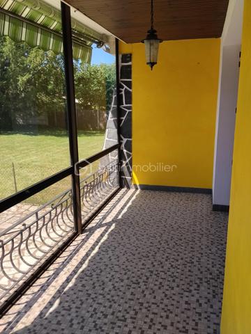 En plein centre de Marciac, située dans une impasse, maison contemporaine composée d'une belle pièce de vie et véranda exposées plein sud, grande cuisine indépendante, 2 chambres, une salle de douche avec douche à l'italienne, WC indépendant. 
A l'étage, grand grenier emménagé. 
Au sous-sol, une partie emménagé en appoint (chambre et wc), garage avec porte sectionnelle électrique.
Très bon état général, double vitrage, électricité très récente, pompe à chaleur air/eau.
Extérieur très agréable composée de deux entrées distinctes.
A proximité des commodités du centre, avec le calme en plus....
