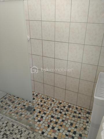 En plein centre de Marciac, située dans une impasse, maison contemporaine composée d'une belle pièce de vie et véranda exposées plein sud, grande cuisine indépendante, 2 chambres, une salle de douche avec douche à l'italienne, WC indépendant. 
A l'étage, grand grenier emménagé. 
Au sous-sol, une partie emménagé en appoint (chambre et wc), garage avec porte sectionnelle électrique.
Très bon état général, double vitrage, électricité très récente, pompe à chaleur air/eau.
Extérieur très agréable composée de deux entrées distinctes.
A proximité des commodités du centre, avec le calme en plus....
