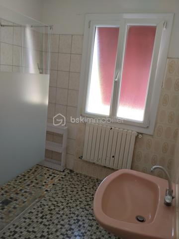 En plein centre de Marciac, située dans une impasse, maison contemporaine composée d'une belle pièce de vie et véranda exposées plein sud, grande cuisine indépendante, 2 chambres, une salle de douche avec douche à l'italienne, WC indépendant. 
A l'étage, grand grenier emménagé. 
Au sous-sol, une partie emménagé en appoint (chambre et wc), garage avec porte sectionnelle électrique.
Très bon état général, double vitrage, électricité très récente, pompe à chaleur air/eau.
Extérieur très agréable composée de deux entrées distinctes.
A proximité des commodités du centre, avec le calme en plus....