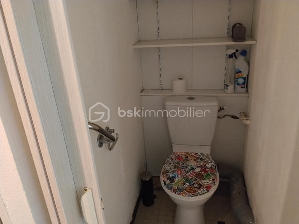 En plein centre de Marciac, située dans une impasse, maison contemporaine composée d'une belle pièce de vie et véranda exposées plein sud, grande cuisine indépendante, 2 chambres, une salle de douche avec douche à l'italienne, WC indépendant. 
A l'étage, grand grenier emménagé. 
Au sous-sol, une partie emménagé en appoint (chambre et wc), garage avec porte sectionnelle électrique.
Très bon état général, double vitrage, électricité très récente, pompe à chaleur air/eau.
Extérieur très agréable composée de deux entrées distinctes.
A proximité des commodités du centre, avec le calme en plus....