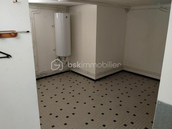 En plein centre de Marciac, située dans une impasse, maison contemporaine composée d'une belle pièce de vie et véranda exposées plein sud, grande cuisine indépendante, 2 chambres, une salle de douche avec douche à l'italienne, WC indépendant. 
A l'étage, grand grenier emménagé. 
Au sous-sol, une partie emménagé en appoint (chambre et wc), garage avec porte sectionnelle électrique.
Très bon état général, double vitrage, électricité très récente, pompe à chaleur air/eau.
Extérieur très agréable composée de deux entrées distinctes.
A proximité des commodités du centre, avec le calme en plus....