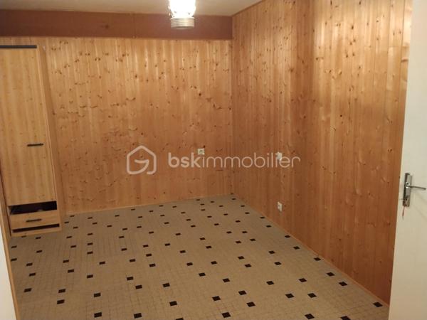 En plein centre de Marciac, située dans une impasse, maison contemporaine composée d'une belle pièce de vie et véranda exposées plein sud, grande cuisine indépendante, 2 chambres, une salle de douche avec douche à l'italienne, WC indépendant. 
A l'étage, grand grenier emménagé. 
Au sous-sol, une partie emménagé en appoint (chambre et wc), garage avec porte sectionnelle électrique.
Très bon état général, double vitrage, électricité très récente, pompe à chaleur air/eau.
Extérieur très agréable composée de deux entrées distinctes.
A proximité des commodités du centre, avec le calme en plus....
