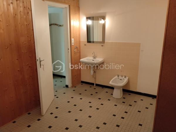 En plein centre de Marciac, située dans une impasse, maison contemporaine composée d'une belle pièce de vie et véranda exposées plein sud, grande cuisine indépendante, 2 chambres, une salle de douche avec douche à l'italienne, WC indépendant. 
A l'étage, grand grenier emménagé. 
Au sous-sol, une partie emménagé en appoint (chambre et wc), garage avec porte sectionnelle électrique.
Très bon état général, double vitrage, électricité très récente, pompe à chaleur air/eau.
Extérieur très agréable composée de deux entrées distinctes.
A proximité des commodités du centre, avec le calme en plus....