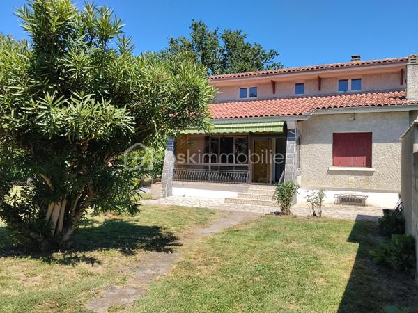 En plein centre de Marciac, située dans une impasse, maison contemporaine composée d'une belle pièce de vie et véranda exposées plein sud, grande cuisine indépendante, 2 chambres, une salle de douche avec douche à l'italienne, WC indépendant. 
A l'étage, grand grenier emménagé. 
Au sous-sol, une partie emménagé en appoint (chambre et wc), garage avec porte sectionnelle électrique.
Très bon état général, double vitrage, électricité très récente, pompe à chaleur air/eau.
Extérieur très agréable composée de deux entrées distinctes.
A proximité des commodités du centre, avec le calme en plus....