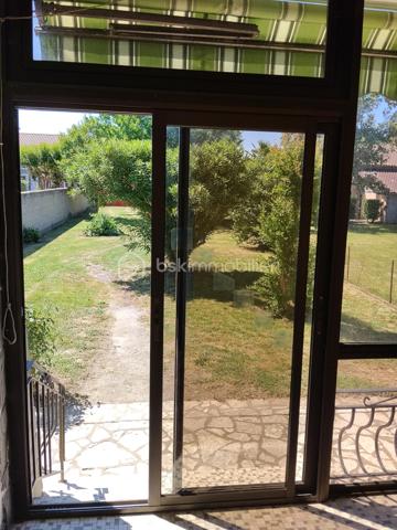 En plein centre de Marciac, située dans une impasse, maison contemporaine composée d'une belle pièce de vie et véranda exposées plein sud, grande cuisine indépendante, 2 chambres, une salle de douche avec douche à l'italienne, WC indépendant. 
A l'étage, grand grenier emménagé. 
Au sous-sol, une partie emménagé en appoint (chambre et wc), garage avec porte sectionnelle électrique.
Très bon état général, double vitrage, électricité très récente, pompe à chaleur air/eau.
Extérieur très agréable composée de deux entrées distinctes.
A proximité des commodités du centre, avec le calme en plus....