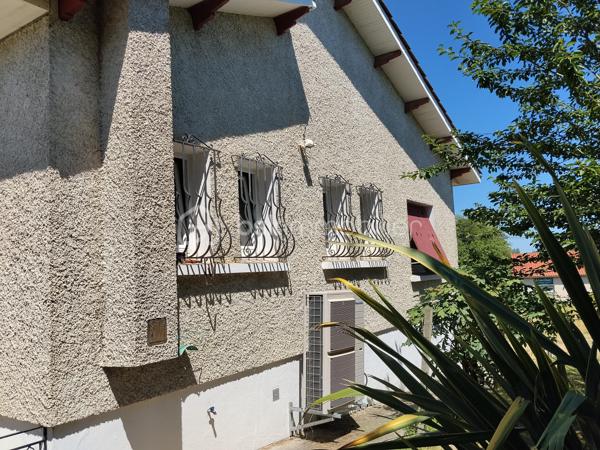 En plein centre de Marciac, située dans une impasse, maison contemporaine composée d'une belle pièce de vie et véranda exposées plein sud, grande cuisine indépendante, 2 chambres, une salle de douche avec douche à l'italienne, WC indépendant. 
A l'étage, grand grenier emménagé. 
Au sous-sol, une partie emménagé en appoint (chambre et wc), garage avec porte sectionnelle électrique.
Très bon état général, double vitrage, électricité très récente, pompe à chaleur air/eau.
Extérieur très agréable composée de deux entrées distinctes.
A proximité des commodités du centre, avec le calme en plus....