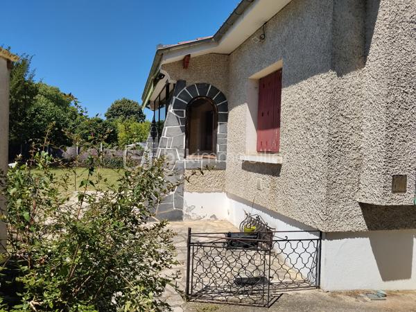 En plein centre de Marciac, située dans une impasse, maison contemporaine composée d'une belle pièce de vie et véranda exposées plein sud, grande cuisine indépendante, 2 chambres, une salle de douche avec douche à l'italienne, WC indépendant. 
A l'étage, grand grenier emménagé. 
Au sous-sol, une partie emménagé en appoint (chambre et wc), garage avec porte sectionnelle électrique.
Très bon état général, double vitrage, électricité très récente, pompe à chaleur air/eau.
Extérieur très agréable composée de deux entrées distinctes.
A proximité des commodités du centre, avec le calme en plus....