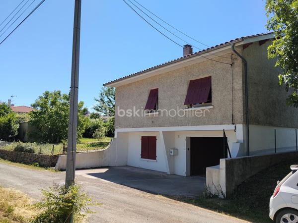 En plein centre de Marciac, située dans une impasse, maison contemporaine composée d'une belle pièce de vie et véranda exposées plein sud, grande cuisine indépendante, 2 chambres, une salle de douche avec douche à l'italienne, WC indépendant. 
A l'étage, grand grenier emménagé. 
Au sous-sol, une partie emménagé en appoint (chambre et wc), garage avec porte sectionnelle électrique.
Très bon état général, double vitrage, électricité très récente, pompe à chaleur air/eau.
Extérieur très agréable composée de deux entrées distinctes.
A proximité des commodités du centre, avec le calme en plus....
