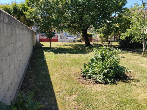 En plein centre de Marciac, située dans une impasse, maison contemporaine composée d'une belle pièce de vie et véranda exposées plein sud, grande cuisine indépendante, 2 chambres, une salle de douche avec douche à l'italienne, WC indépendant. 
A l'étage, grand grenier emménagé. 
Au sous-sol, une partie emménagé en appoint (chambre et wc), garage avec porte sectionnelle électrique.
Très bon état général, double vitrage, électricité très récente, pompe à chaleur air/eau.
Extérieur très agréable composée de deux entrées distinctes.
A proximité des commodités du centre, avec le calme en plus....