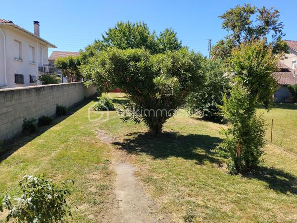 En plein centre de Marciac, située dans une impasse, maison contemporaine composée d'une belle pièce de vie et véranda exposées plein sud, grande cuisine indépendante, 2 chambres, une salle de douche avec douche à l'italienne, WC indépendant. 
A l'étage, grand grenier emménagé. 
Au sous-sol, une partie emménagé en appoint (chambre et wc), garage avec porte sectionnelle électrique.
Très bon état général, double vitrage, électricité très récente, pompe à chaleur air/eau.
Extérieur très agréable composée de deux entrées distinctes.
A proximité des commodités du centre, avec le calme en plus....
