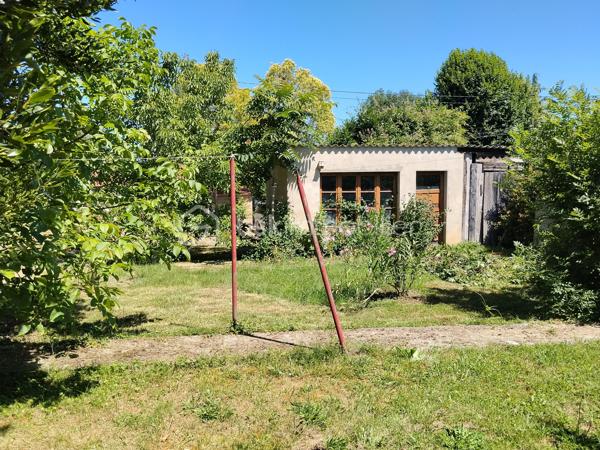 En plein centre de Marciac, située dans une impasse, maison contemporaine composée d'une belle pièce de vie et véranda exposées plein sud, grande cuisine indépendante, 2 chambres, une salle de douche avec douche à l'italienne, WC indépendant. 
A l'étage, grand grenier emménagé. 
Au sous-sol, une partie emménagé en appoint (chambre et wc), garage avec porte sectionnelle électrique.
Très bon état général, double vitrage, électricité très récente, pompe à chaleur air/eau.
Extérieur très agréable composée de deux entrées distinctes.
A proximité des commodités du centre, avec le calme en plus....
