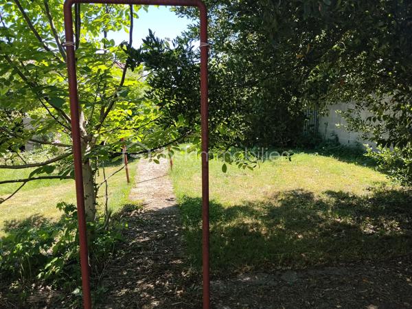 En plein centre de Marciac, située dans une impasse, maison contemporaine composée d'une belle pièce de vie et véranda exposées plein sud, grande cuisine indépendante, 2 chambres, une salle de douche avec douche à l'italienne, WC indépendant. 
A l'étage, grand grenier emménagé. 
Au sous-sol, une partie emménagé en appoint (chambre et wc), garage avec porte sectionnelle électrique.
Très bon état général, double vitrage, électricité très récente, pompe à chaleur air/eau.
Extérieur très agréable composée de deux entrées distinctes.
A proximité des commodités du centre, avec le calme en plus....