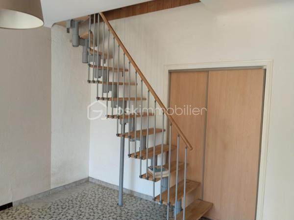 En plein centre de Marciac, située dans une impasse, maison contemporaine composée d'une belle pièce de vie et véranda exposées plein sud, grande cuisine indépendante, 2 chambres, une salle de douche avec douche à l'italienne, WC indépendant. 
A l'étage, grand grenier emménagé. 
Au sous-sol, une partie emménagé en appoint (chambre et wc), garage avec porte sectionnelle électrique.
Très bon état général, double vitrage, électricité très récente, pompe à chaleur air/eau.
Extérieur très agréable composée de deux entrées distinctes.
A proximité des commodités du centre, avec le calme en plus....