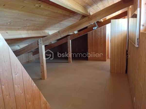 En plein centre de Marciac, située dans une impasse, maison contemporaine composée d'une belle pièce de vie et véranda exposées plein sud, grande cuisine indépendante, 2 chambres, une salle de douche avec douche à l'italienne, WC indépendant. 
A l'étage, grand grenier emménagé. 
Au sous-sol, une partie emménagé en appoint (chambre et wc), garage avec porte sectionnelle électrique.
Très bon état général, double vitrage, électricité très récente, pompe à chaleur air/eau.
Extérieur très agréable composée de deux entrées distinctes.
A proximité des commodités du centre, avec le calme en plus....