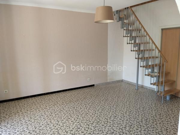 En plein centre de Marciac, située dans une impasse, maison contemporaine composée d'une belle pièce de vie et véranda exposées plein sud, grande cuisine indépendante, 2 chambres, une salle de douche avec douche à l'italienne, WC indépendant. 
A l'étage, grand grenier emménagé. 
Au sous-sol, une partie emménagé en appoint (chambre et wc), garage avec porte sectionnelle électrique.
Très bon état général, double vitrage, électricité très récente, pompe à chaleur air/eau.
Extérieur très agréable composée de deux entrées distinctes.
A proximité des commodités du centre, avec le calme en plus....