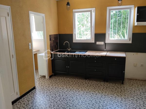 En plein centre de Marciac, située dans une impasse, maison contemporaine composée d'une belle pièce de vie et véranda exposées plein sud, grande cuisine indépendante, 2 chambres, une salle de douche avec douche à l'italienne, WC indépendant. 
A l'étage, grand grenier emménagé. 
Au sous-sol, une partie emménagé en appoint (chambre et wc), garage avec porte sectionnelle électrique.
Très bon état général, double vitrage, électricité très récente, pompe à chaleur air/eau.
Extérieur très agréable composée de deux entrées distinctes.
A proximité des commodités du centre, avec le calme en plus....